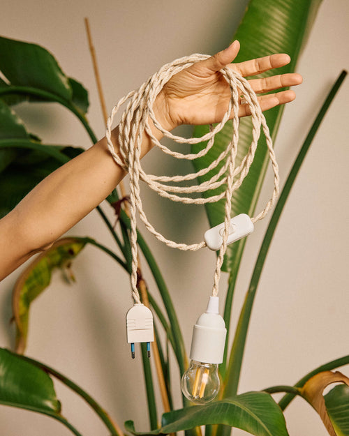 Kabel se spínačem do zásuvky a žárovkou